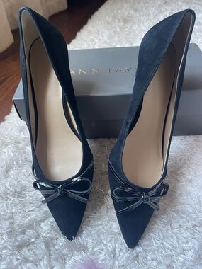 Ann Taylor Andrea suede&patent pointed toe pumps mini bow/9. Worn Once